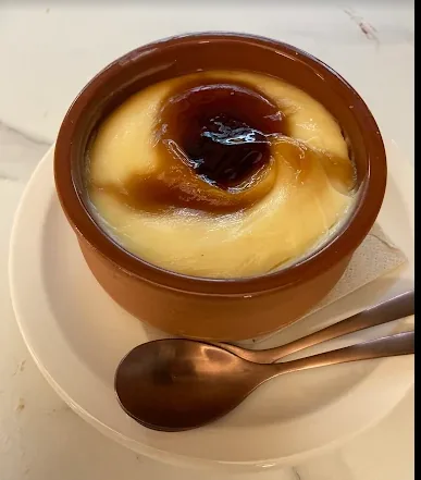 Goxua casera con caramelo tostado en cazuelita de barro.