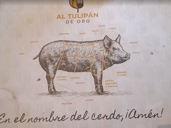 Mantel de papel de la taberna con el dibujo de un cerdo, sus cortes y el lema En el nombre del cerdo, ¡Amén!